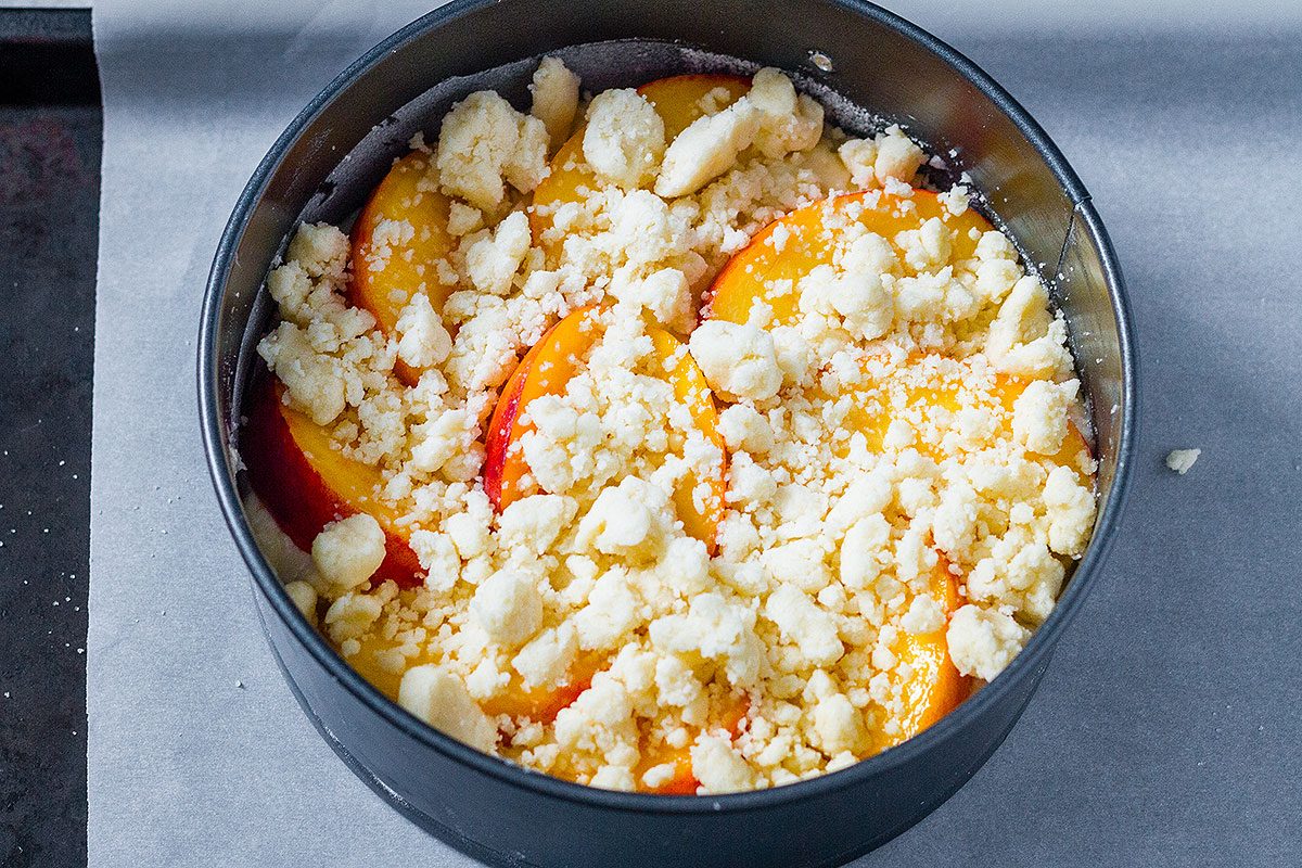 Peach crumb cake — Loaded with juicy peaches and topped a crunchy streusel crumb topping.