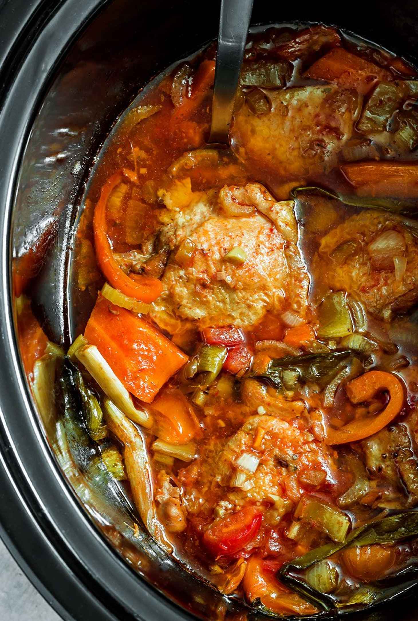 Slow Cooker Chicken with Tomatoes and Bell Peppers - #recipe by #eatwell101 - https://www.eatwell101.com/slow-cooker-chicken-recipe