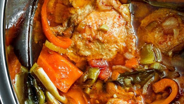 Slow Cooker Chicken with Tomatoes and Bell Peppers - #recipe by #eatwell101 - https://www.eatwell101.com/slow-cooker-chicken-recipe