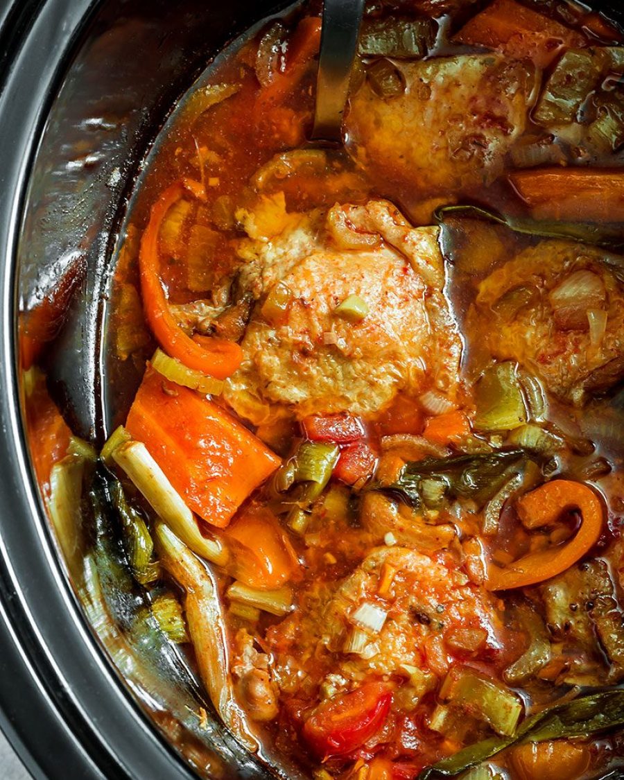 Slow Cooker Chicken with Tomatoes and Bell Peppers - #recipe by #eatwell101 - https://www.eatwell101.com/slow-cooker-chicken-recipe