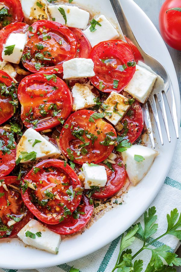 Perfect Marinated Tomatoes with Mozzarella - #recipe by #eatwell101 - https://www.eatwell101.com/marinated-tomatoes-recipe