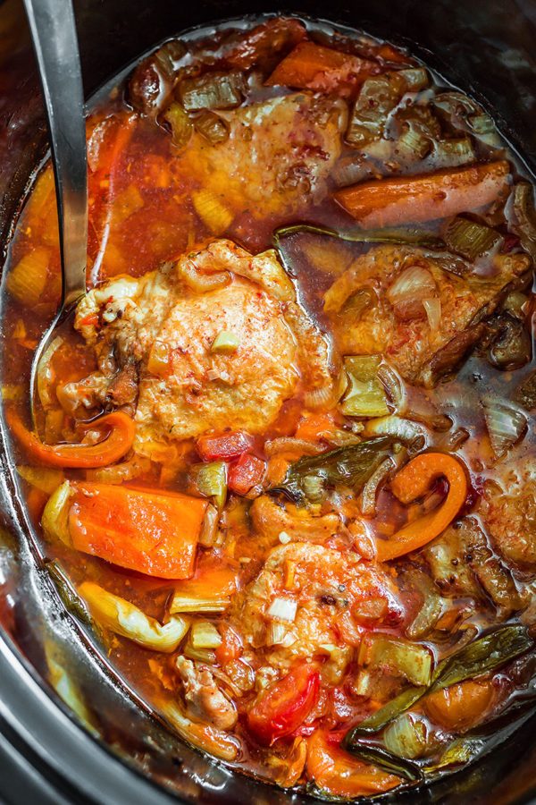 Slow Cooker Chicken with Tomatoes and Bell Peppers - #recipe by #eatwell101 - https://www.eatwell101.com/slow-cooker-chicken-recipe