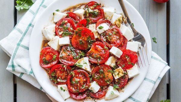 Perfect Marinated Tomatoes with Mozzarella - #recipe by #eatwell101 - https://www.eatwell101.com/marinated-tomatoes-recipe