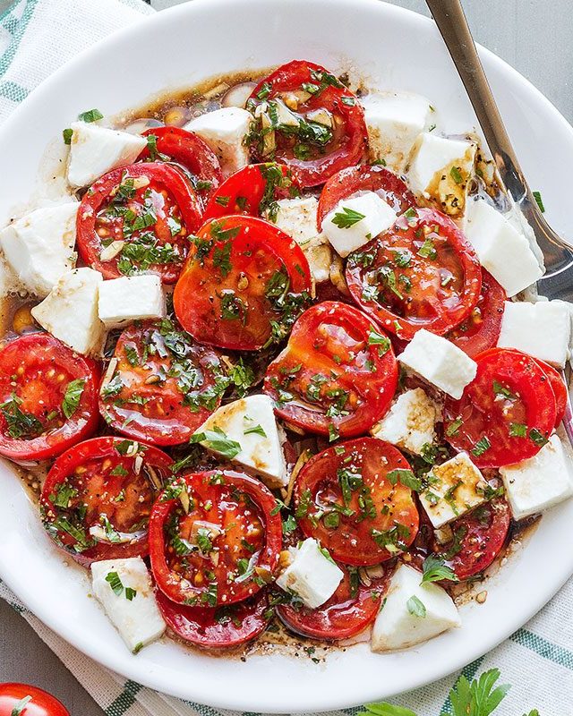 Perfect Marinated Tomatoes with Mozzarella - #recipe by #eatwell101 - https://www.eatwell101.com/marinated-tomatoes-recipe