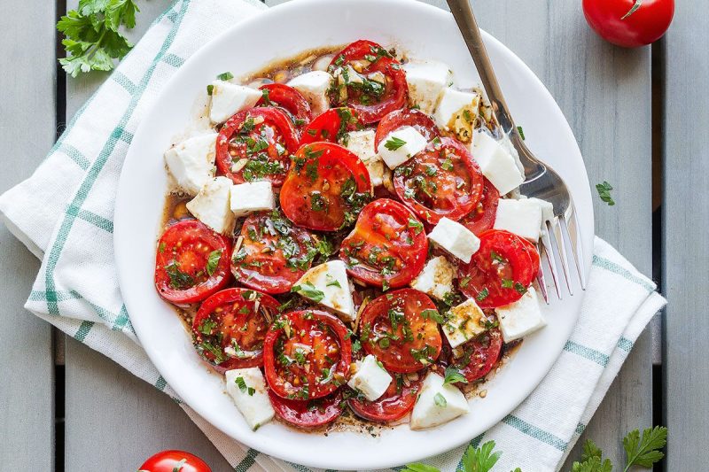 Perfect Marinated Tomatoes with Mozzarella - #recipe by #eatwell101 - https://www.eatwell101.com/marinated-tomatoes-recipe