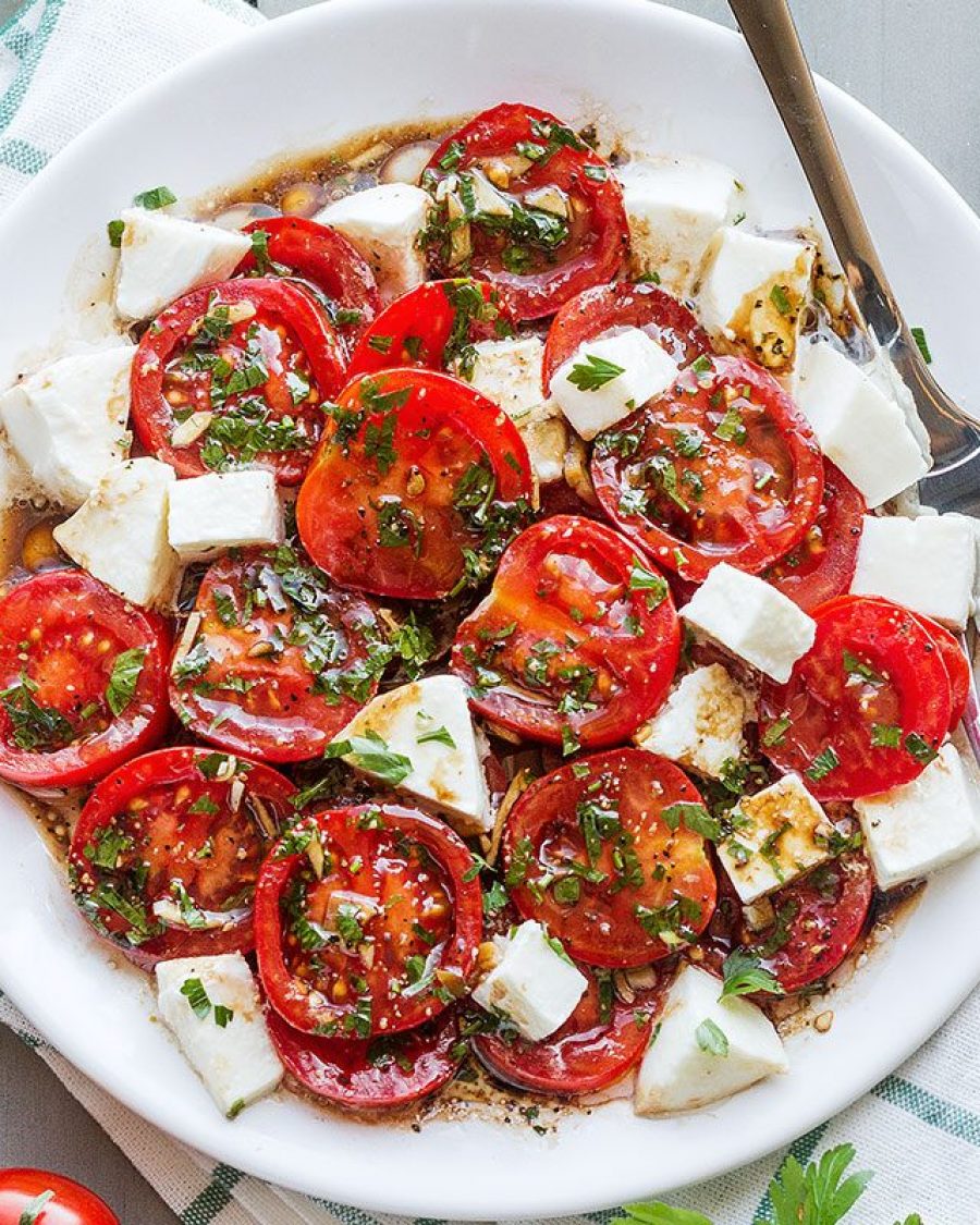 Perfect Marinated Tomatoes with Mozzarella - #recipe by #eatwell101 - https://www.eatwell101.com/marinated-tomatoes-recipe