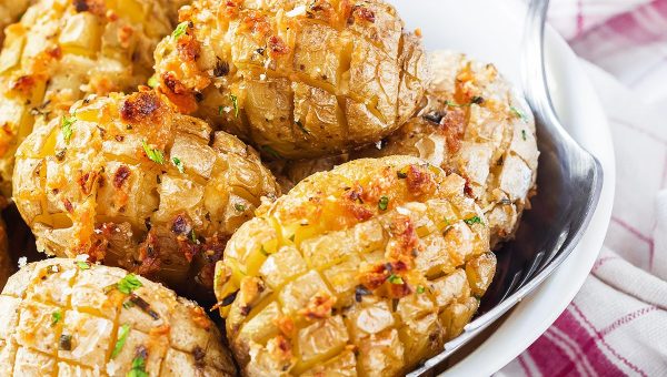 Cheesy Garlic Roasted Potatoes - #recipe by #eatwell101 - https://www.eatwell101.com/garlic-roasted-potatoes-recipe