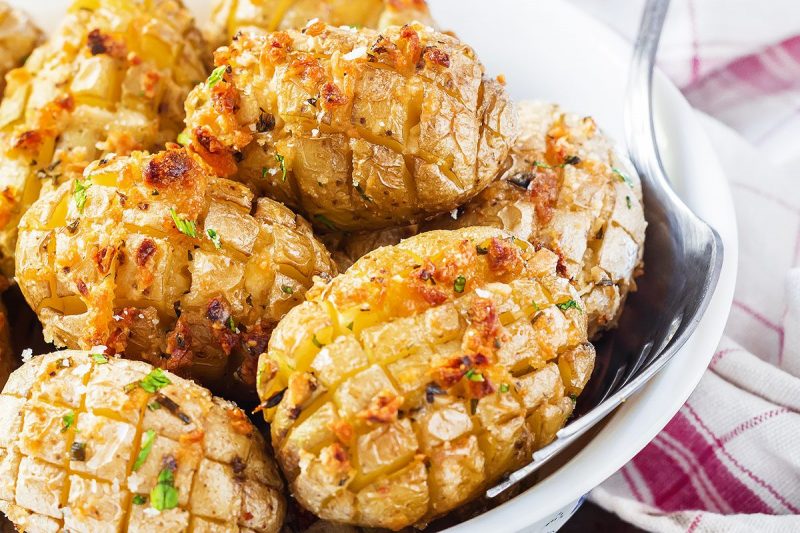 Cheesy Garlic Roasted Potatoes - #recipe by #eatwell101 - https://www.eatwell101.com/garlic-roasted-potatoes-recipe