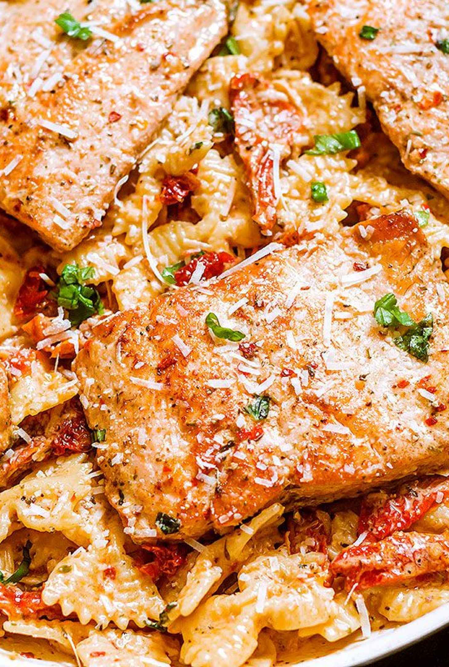 Creamy Sun-Dried Tomato Salmon Pasta - #recipe by #eatwell101 - https://www.eatwell101.com/salmon-pasta-recipe
