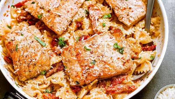 Creamy Sun-Dried Tomato Salmon Pasta - #recipe by #eatwell101 - https://www.eatwell101.com/salmon-pasta-recipe