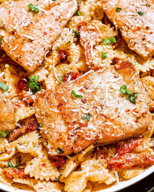 Creamy Sun-Dried Tomato Salmon Pasta - #recipe by #eatwell101 - https://www.eatwell101.com/salmon-pasta-recipe
