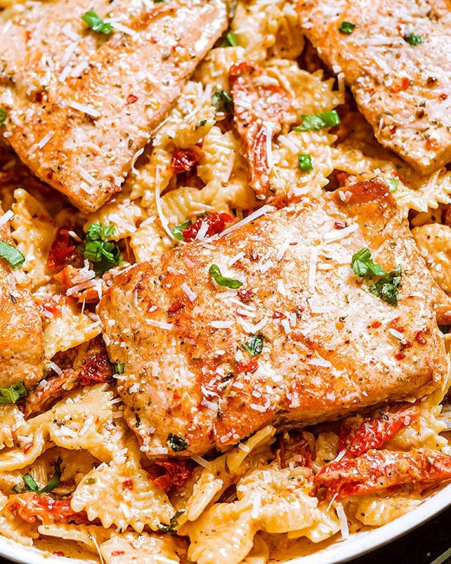 Creamy Sun-Dried Tomato Salmon Pasta - #recipe by #eatwell101 - https://www.eatwell101.com/salmon-pasta-recipe