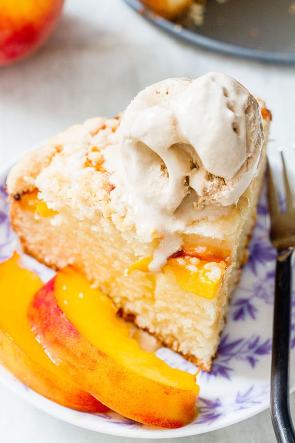 Peach Crumble Cake - #recipe by #eatwell101 - https://www.eatwell101.com/peach-crumble-cake-recipe