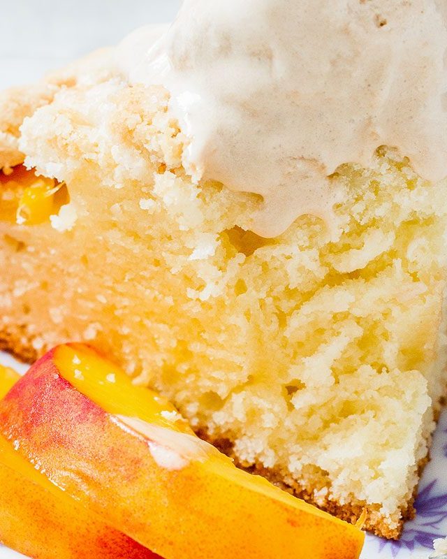 Peach Crumble Cake - #recipe by #eatwell101 - https://www.eatwell101.com/peach-crumble-cake-recipe
