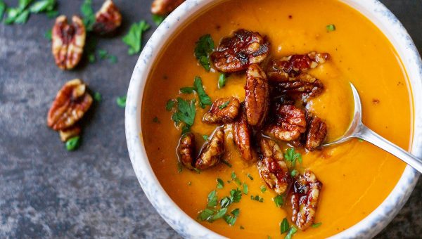 Creamy Carrot Soup with Caramelized Pecans - #recipe by #eatwell101 - https://www.eatwell101.com/easy-carrot-soup-recipe