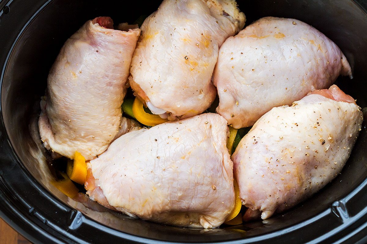 Crockpot Salsa Verde Chicken — So easy to make and full of amazing flavors! Throw all ingredients in the pot and just walk away!