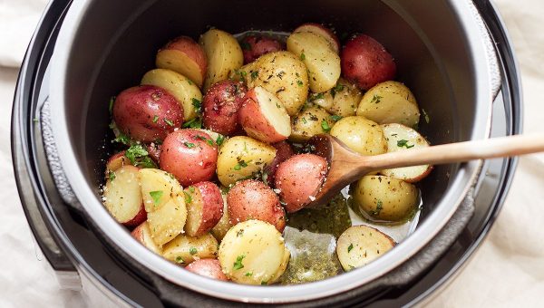 7-Minutes Instant Pot Garlic Brown Butter Potatoes - #recipe by #eatwell101 - https://www.eatwell101.com/instant-pot-potatoes-brown-butter