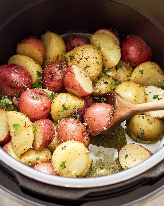 7-Minutes Instant Pot Garlic Brown Butter Potatoes - #recipe by #eatwell101 - https://www.eatwell101.com/instant-pot-potatoes-brown-butter