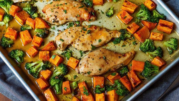 Sheet-Pan Maple-Glazed Chicken with Sweet Potatoes - #recipe by #eatwell101 - https://www.eatwell101.com/sheet-pan-maple-glazed-chicken-recipe