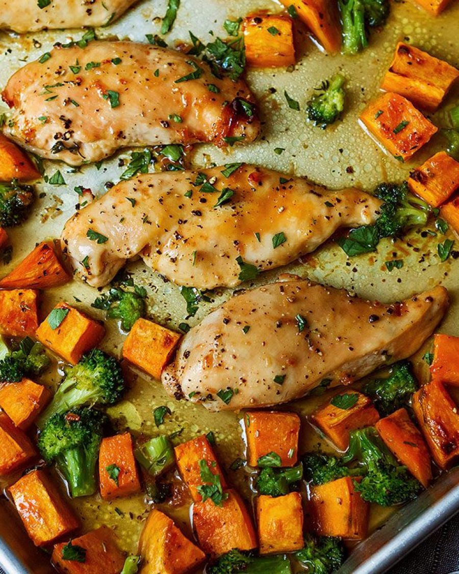 Sheet-Pan Maple-Glazed Chicken with Sweet Potatoes - #recipe by #eatwell101 - https://www.eatwell101.com/sheet-pan-maple-glazed-chicken-recipe