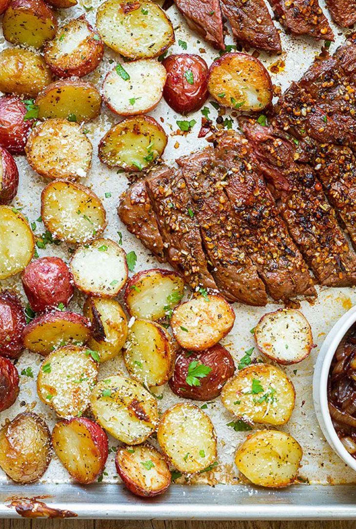 Sheet Pan Steak and Potatoes - #recipe by #eatwell101 - https://www.eatwell101.com/sheet-pan-steak-and-potatoes