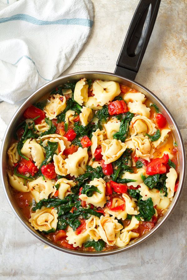 Tortellini Pasta in Garlic Spinach Tomato Sauce - #recipe by #eatwell101 - https://www.eatwell101.com/one-pan-tomato-spinach-tortellini