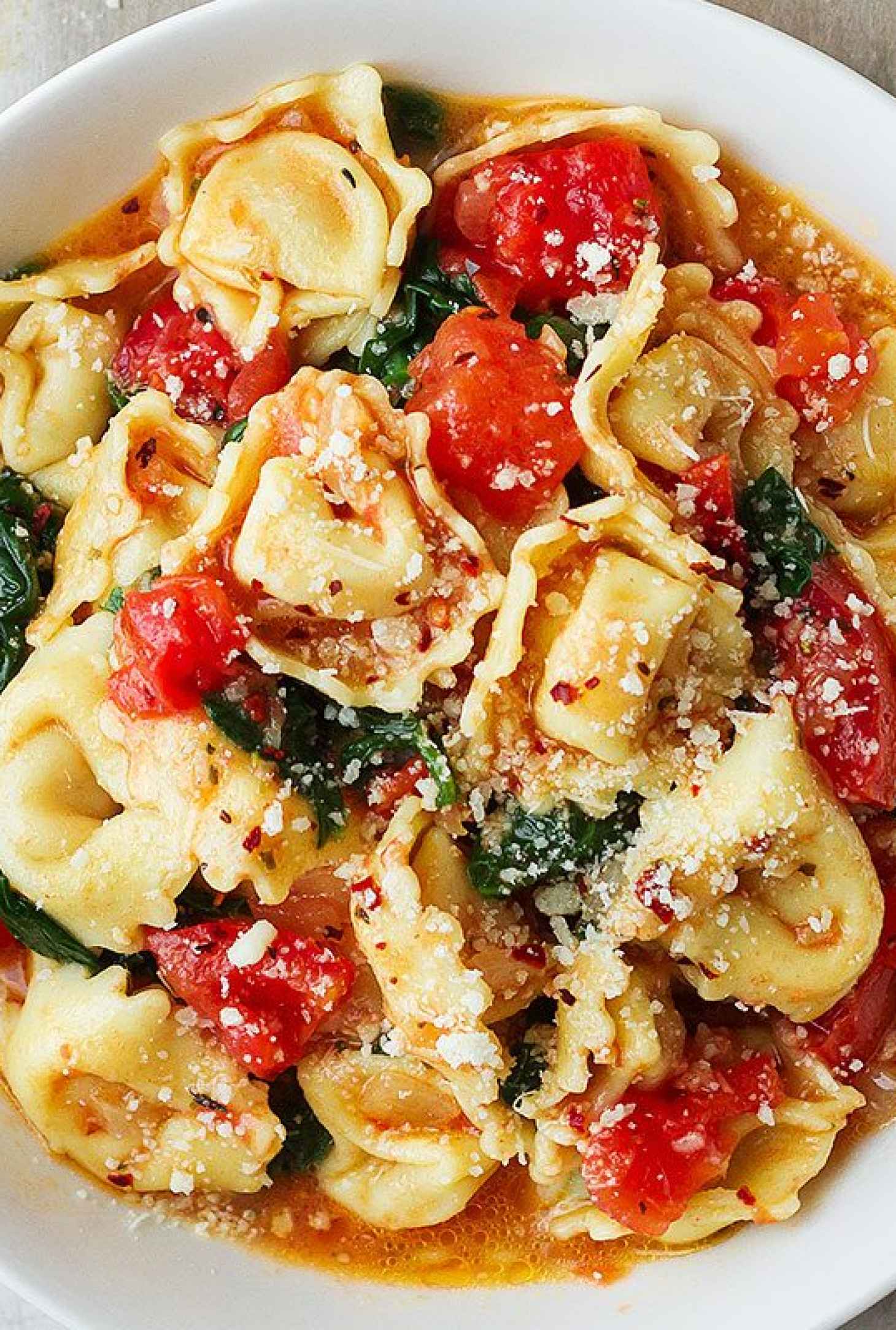 Tortellini Pasta in Garlic Spinach Tomato Sauce - #recipe by #eatwell101 - https://www.eatwell101.com/one-pan-tomato-spinach-tortellini
