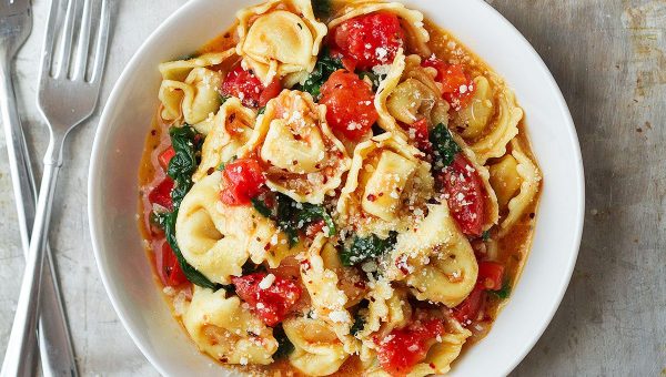 One-Pan Tomato Spinach Tortellini - #recipe by #eatwell101 - https://www.eatwell101.com/one-pan-tomato-spinach-tortellini