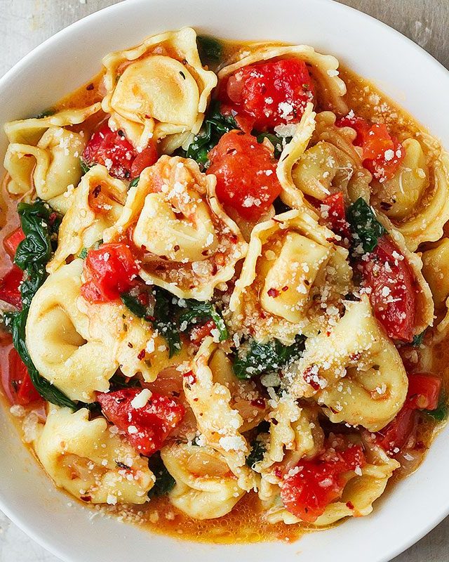Tortellini Pasta in Garlic Spinach Tomato Sauce - #recipe by #eatwell101 - https://www.eatwell101.com/one-pan-tomato-spinach-tortellini