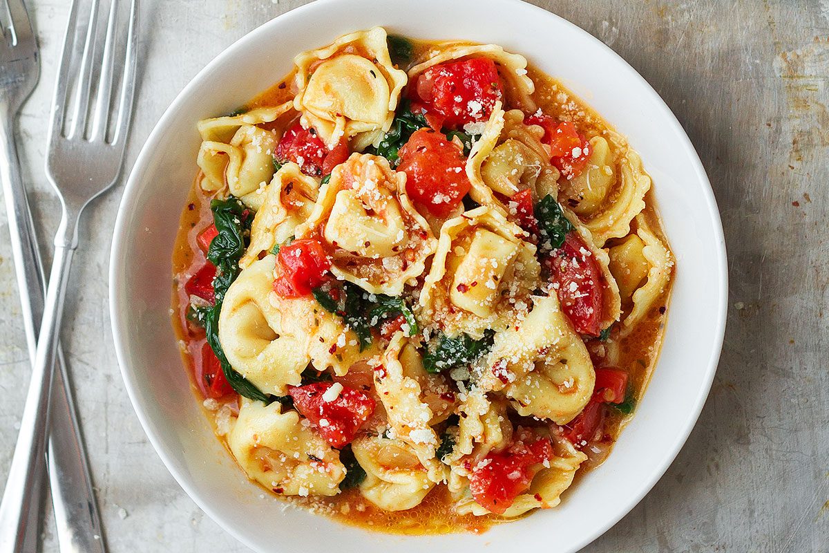 Tortellini Pasta in Garlic Spinach Tomato Sauce