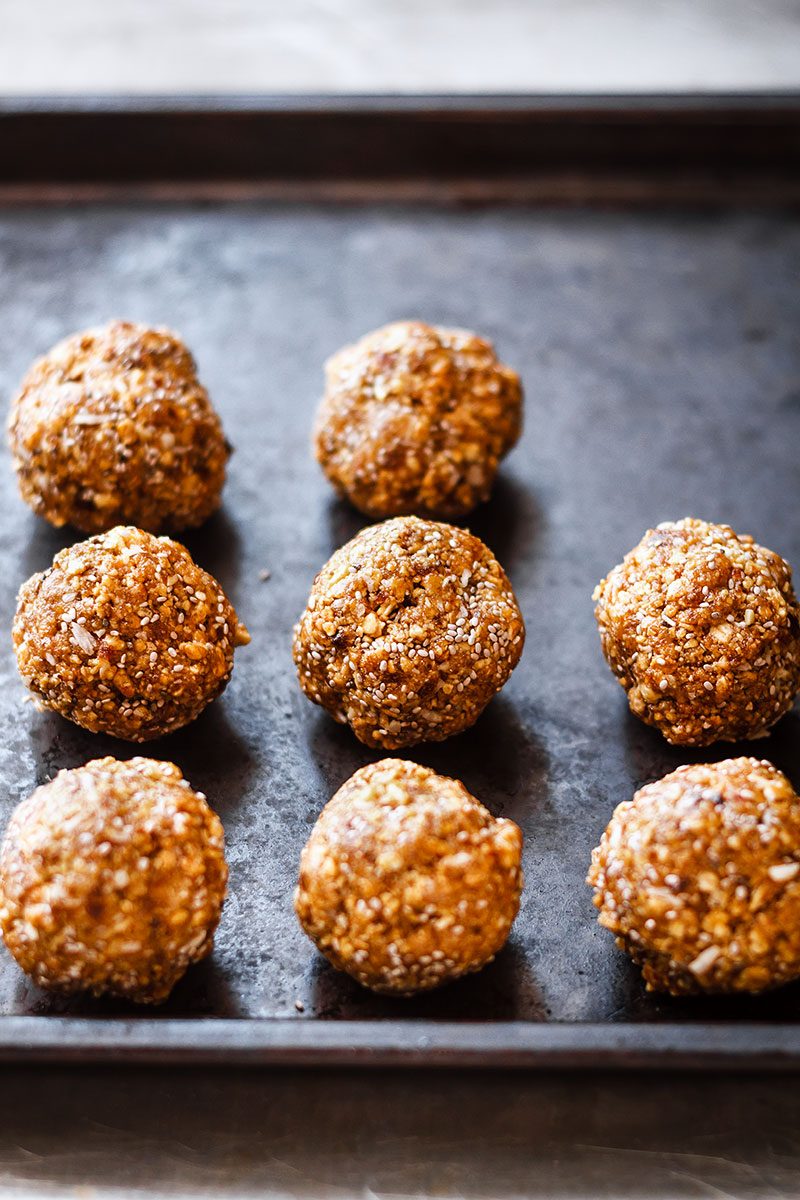 No-bake Granola Balls – Quick, simple and naturally sweet. The perfect snack to make ahead for on the go!