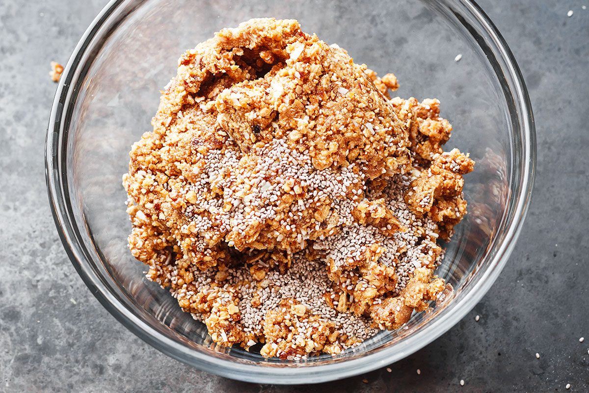 No-bake Granola Balls – Quick, simple and naturally sweet. The perfect snack to make ahead for on the go!