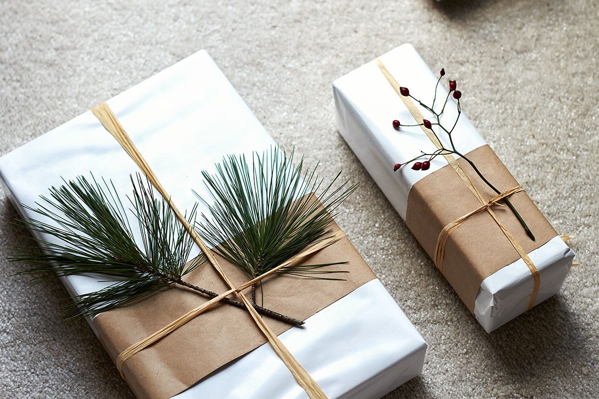 Easy Christmas Gift Wrap Idea