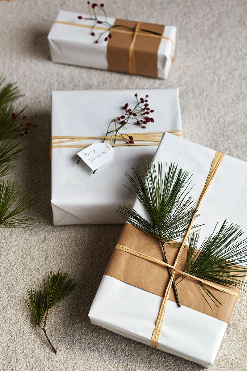 Easy Christmas Gift Wrap - Here's an easy idea to get your gifts looking super gorgeous and unique this year.