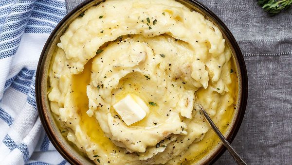 Instant Pot Buttery Garlic Mashed Potatoes - #recipe by #eatwell101 - https://www.eatwell101.com/instant-pot-mashed-potatoes-recipe