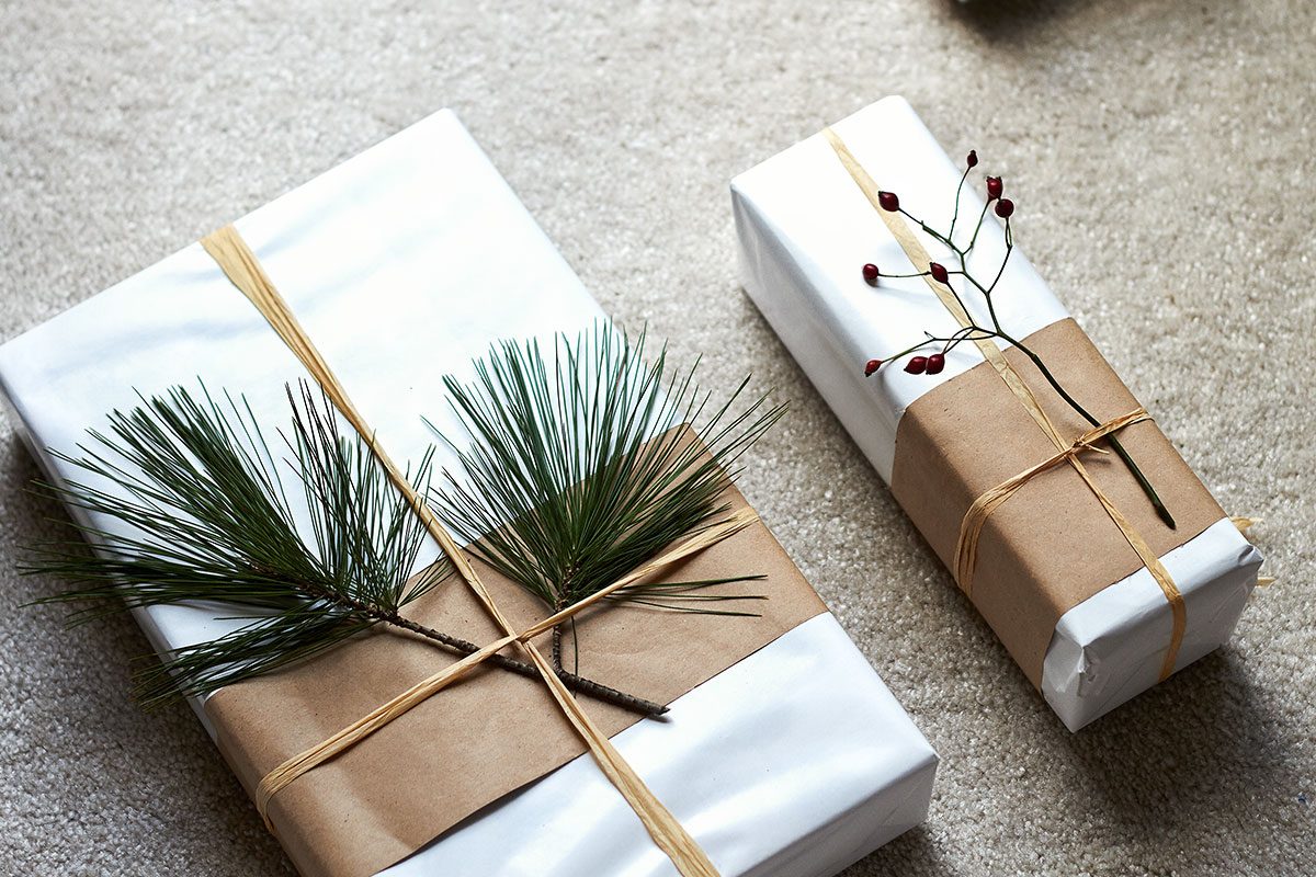 Easy Christmas Gift Wrap - Here's an easy idea to get your gifts looking super gorgeous and unique this year.