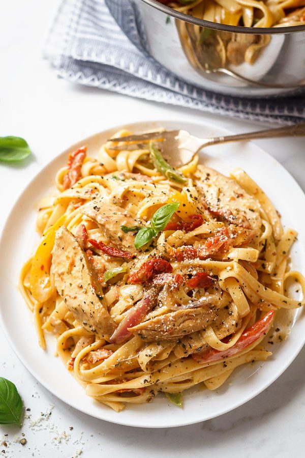 Chicken Pasta in Creamy Pesto Sun-Dried Tomato Sauce - #recipe by #eatwell101 - https://www.eatwell101.com/pesto-chicken-pasta