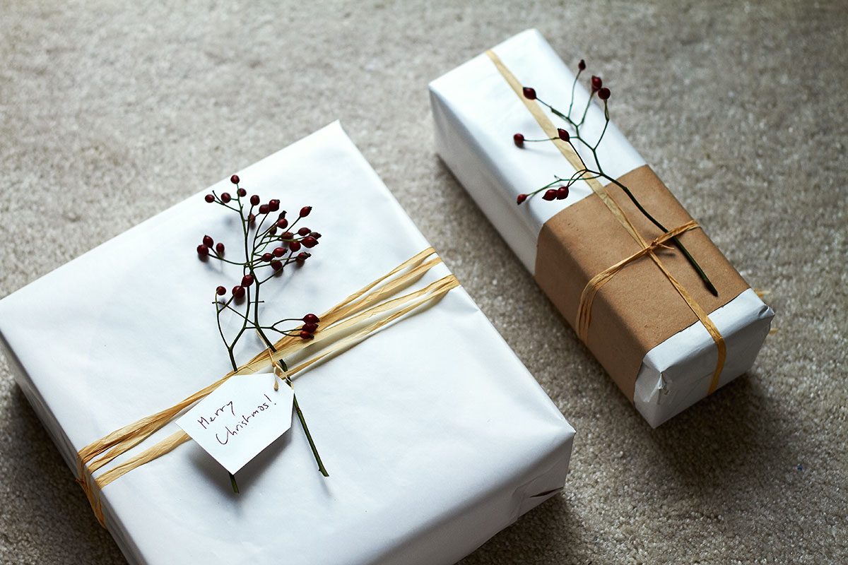 Easy Christmas Gift Wrap - Here's an easy idea to get your gifts looking super gorgeous and unique this year.