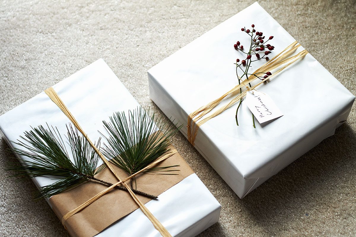 Easy Christmas Gift Wrap - Here's an easy idea to get your gifts looking super gorgeous and unique this year.