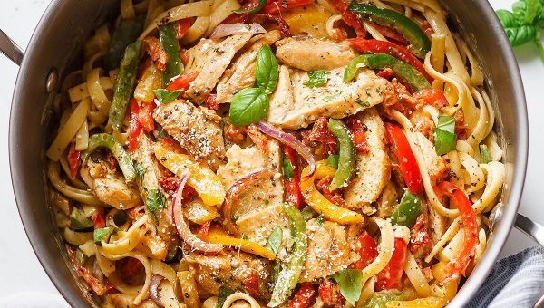 Chicken Pasta in Creamy Pesto Sun-Dried Tomato Sauce - #recipe by #eatwell101 - https://www.eatwell101.com/pesto-chicken-pasta