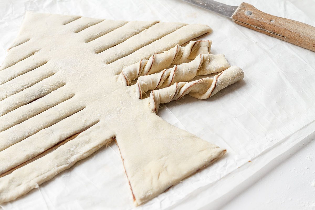 Nutella Christmas Tree Puff Pastry - Crunchy and super indulgent, a show-stopping treat that everyone will love! Ideal for Christmas parties.