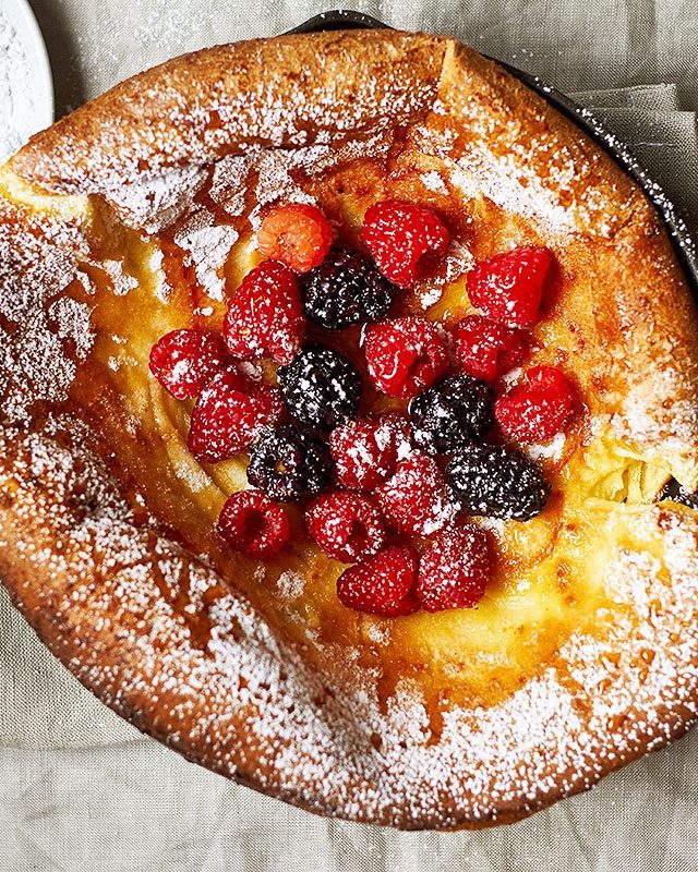 Dutch Baby Pancake - #recipe by #eatwell101 - https://www.eatwell101.com/dutch-baby-pancake-recipe