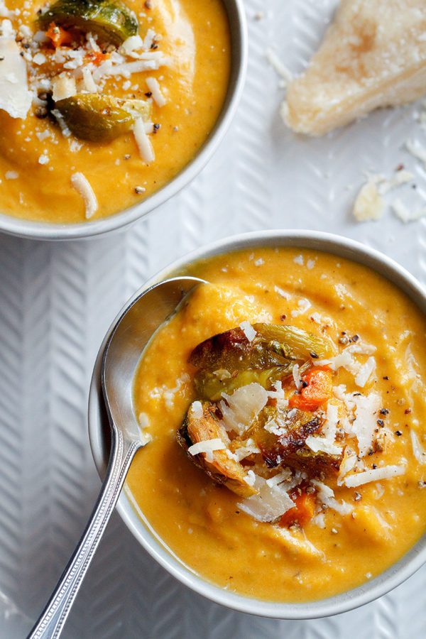 Roasted Butternut Squash and Brussels Sprout Soup - #recipe by #eatwell101 - https://www.eatwell101.com/roasted-butternut-squash-soup-with-brussels-sprout