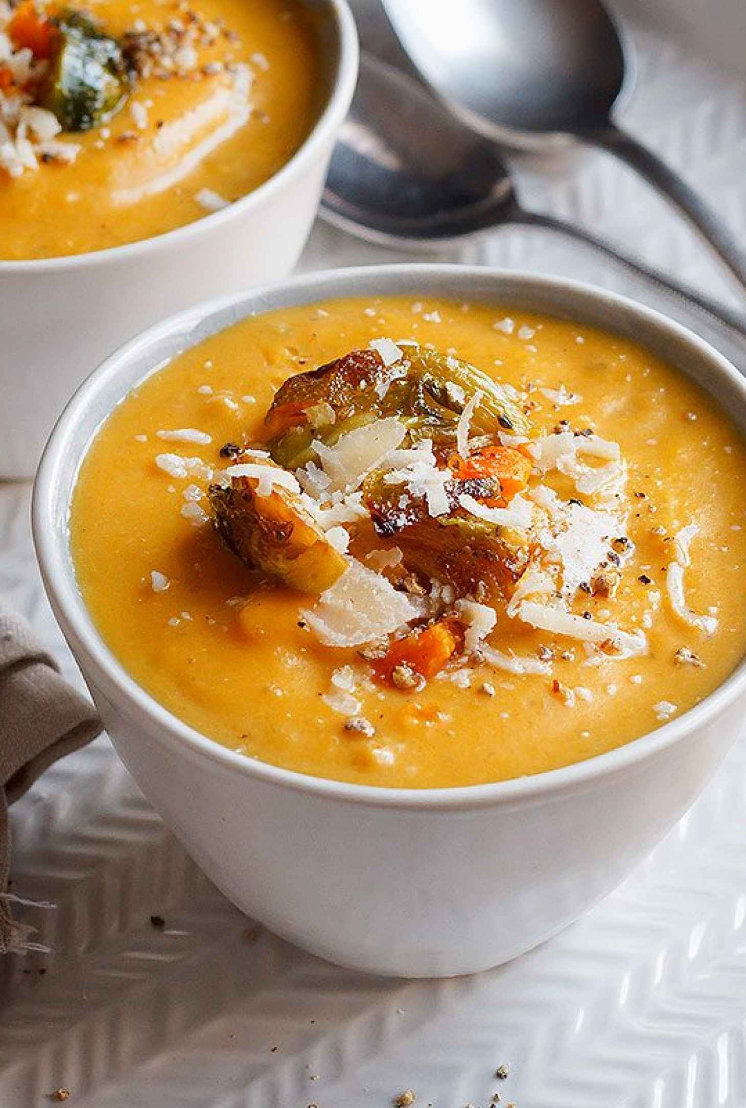 Roasted Butternut Squash and Brussels Sprout Soup - #recipe by #eatwell101 - https://www.eatwell101.com/roasted-butternut-squash-soup-with-brussels-sprout