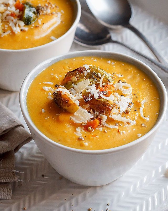 Roasted Butternut Squash and Brussels Sprout Soup - #recipe by #eatwell101 - https://www.eatwell101.com/roasted-butternut-squash-soup-with-brussels-sprout