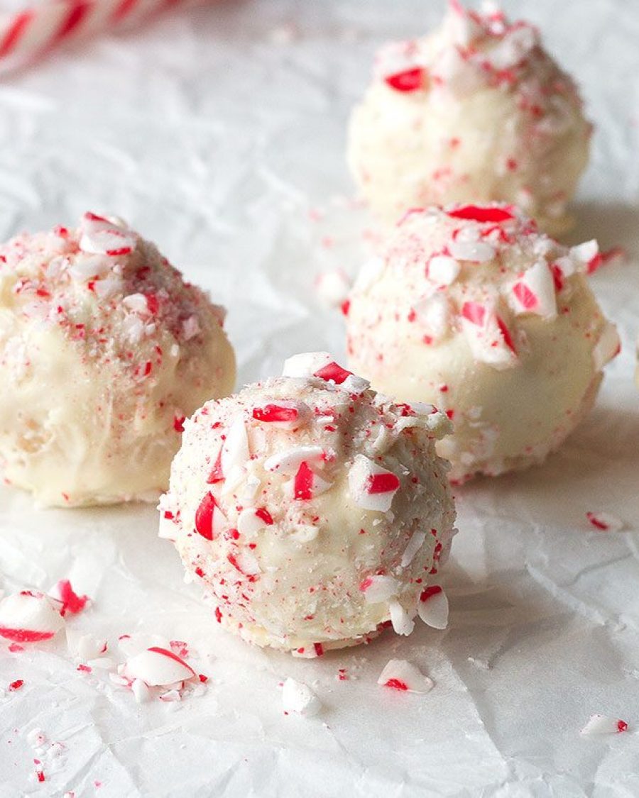No-Bake Rice Krispies Treats With white Chocolate and Peppermint - #recipe by #eatwell101 - https://www.eatwell101.com/rice-krispies-treats-recipe