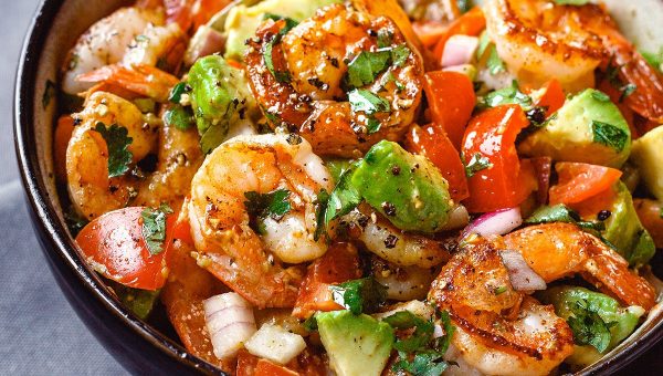 Easy Shrimp Avocado Salad with Tomatoes - #recipe by #eatwell101 - https://www.eatwell101.com/shrimp-avocado-salad-recipe