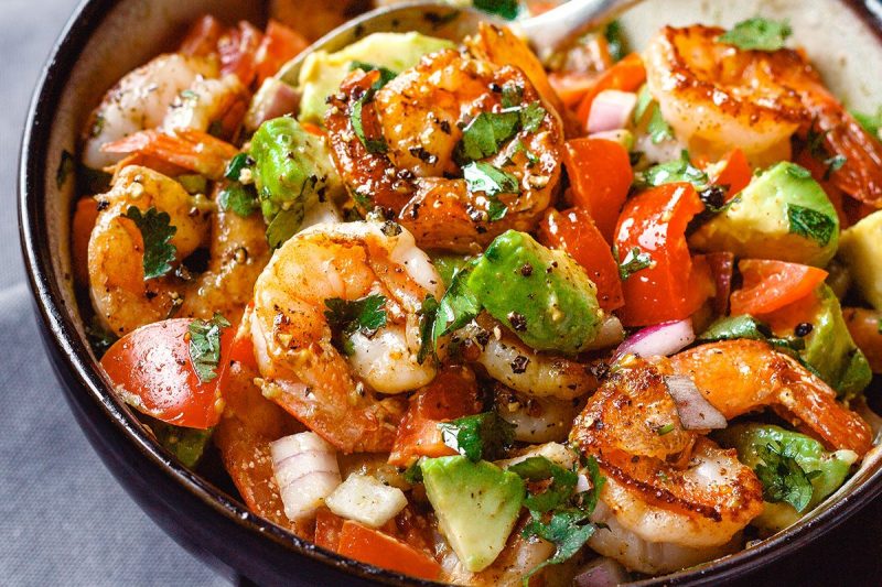 Easy Shrimp Avocado Salad with Tomatoes - #recipe by #eatwell101 - https://www.eatwell101.com/shrimp-avocado-salad-recipe
