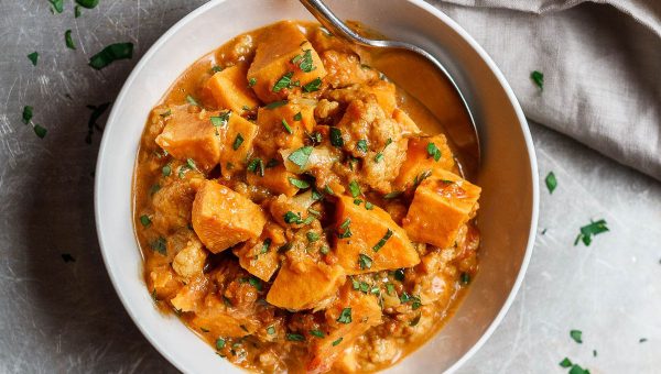 Cauliflower Sweet Potato Curry - #recipe by #eatwell101 - https://www.eatwell101.com/cauliflower-sweet-potato-curry-recipe