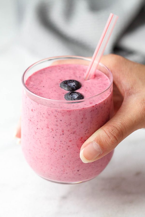Blueberry Cheesecake Smoothie - #recipe by #eatwell101 - https://www.eatwell101.com/blueberry-cheesecake-smoothie